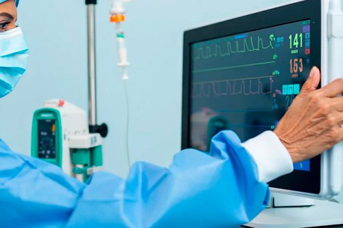 Врач смотри на аппарат ИВЛ